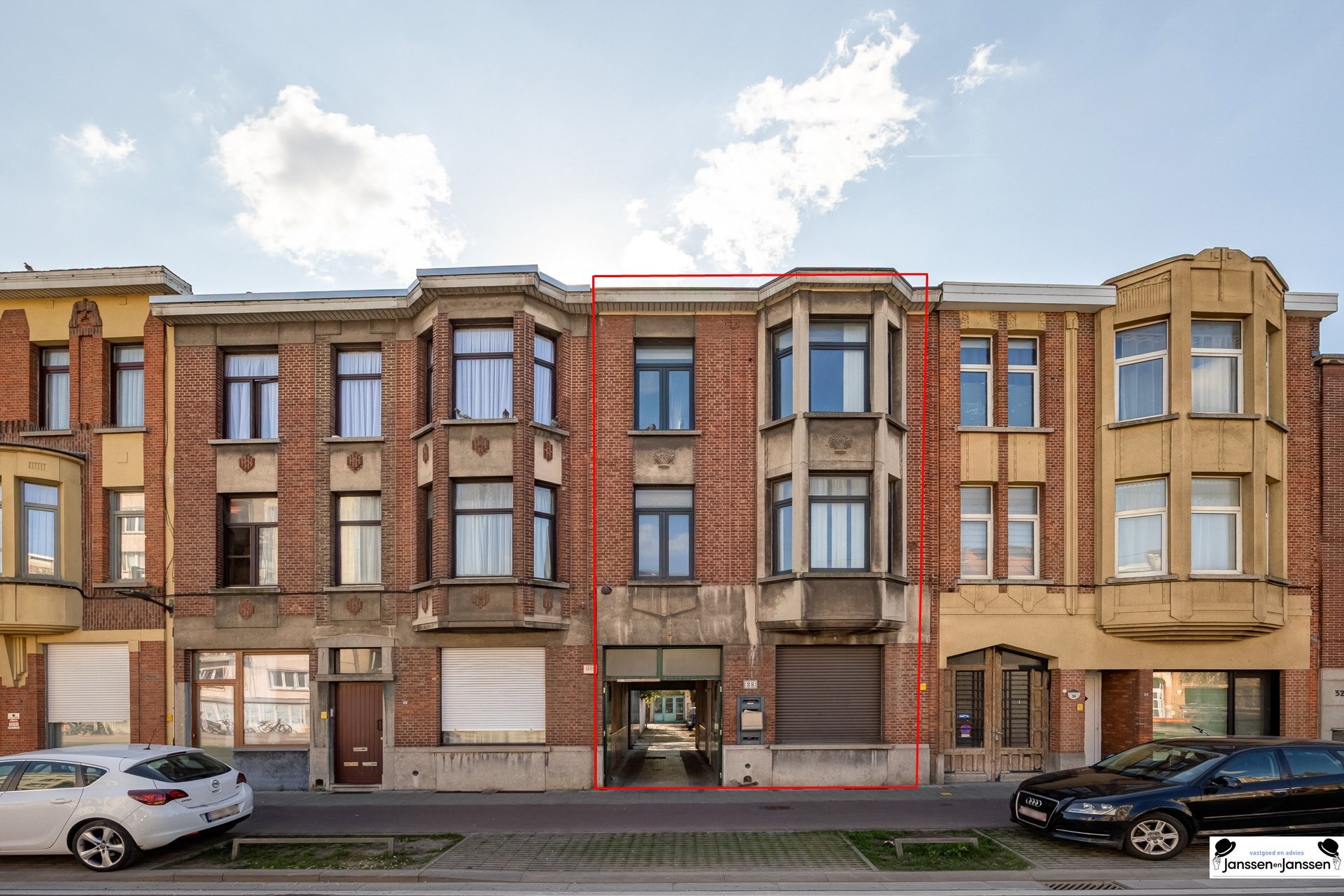 Te koop: Opbrengsteigendom op centrale locatie in Merksem! - foto 1