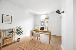 <p><span>Achter deze prachtige eclectische gevel gaat een woning schuil die je onmogelijk vanop straat kunt inschatten. Wat ooit een klassieke stadswoning was, groeide door een doordachte renovatie uit tot een unieke architecturale thuis waar licht, ruimte en beleving centraal staan. Dankzij de speelse split-levelindeling, de centrale patio, het royale dakterras en de indrukwekkende leefkeuken voelt elke verdieping anders aan, terwijl het geheel één harmonieus verhaal vormt. Een zeldzame woning voor wie houdt van karakter, design en wonen met</span><span> </span><span>een eigen identiteit.</span></p><p><span> </span></p><p><span> </span></p><p><span>Architectuur die je stap voor stap ontdekt</span><span><br />Van zodra je de dubbele voordeur opent, merk je dat dit geen doorsnee stadswoning is. De brede inkomhal baadt in het daglicht dankzij de hoge ramen aan beide zijden van de woning. De tweede inkom achteraan is bijzonder praktisch en de ruimte kan perfect multifunctioneel ingezet worden, als werkruimte/ fietsenberging/ atelier,… je vindt er ook de technische ruimte terwijl een aparte wasruimte en de kelder het dagelijkse comfort compleet maken.<br />Wat deze woning echt bijzonder maakt, is de manier waarop de verschillende niveaus met elkaar verbonden zijn. Geen lange donkere gangen of afgesloten verdiepingen, maar een speelse circulatie waarbij je telkens nieuwe zichten krijgt op de woning. De centrale patio brengt het daglicht tot diep in het huis en zorgt ervoor dat de verschillende leefruimten voortdurend met elkaar in verbinding staan.<br />De eerste verdieping is volledig ingericht als slaapverdieping. De master bedroom vormt een rustige privésuite met een ruime dressing en een ensuite badkamer. Daarnaast zijn er nog twee slaapkamers met zicht op het groen en een tweede douchekamer.</span></p><p><span> </span></p><p><span>Leven op verschillende niveaus</span></p><p><span>De tweede verdieping vormt een heerlijke overgang. De lichte zitkamer kijkt uit op het groen en sluit aan op een gezellige tv-hoek. Daarnaast bevindt zich een bureau op maat met ingemaakte kasten. Centraal ligt een patio die het natuurlijke licht diep de woning in trekt en een bijzonder gevoel van openheid creëert.<br /><br /></span></p><p><span>Een keuken waar het leven zich afspeelt</span></p><p><span>Helemaal boven bevindt zich de leefkeuken van ongeveer 30 m². De maatwerkkeuken met natuurstenen werkblad, Lacanche-gasfornuis, Quooker, grote koelkast en veel kastruimte vormt het kloppende hart van de woning. Via de grote schuiframen stap je naar het oostgerichte dakterras van 17 m² met zicht op de boomkruinen.</span></p><p><span> </span></p><p><span>Een buurt waar je graag thuiskomt</span><span><br />De Stanleystraat ligt op de grens van Oud-Berchem, Zurenborg en het Groen Kwartier. 's Morgens wandel je naar Polly voor een specialty coffee of spreek je af bij Café Service op de hoek van de straat. Station Antwerpen-Berchem, winkels, restaurants en openbaar vervoer liggen allemaal op wandelafstand.</span></p><p><span> </span></p>