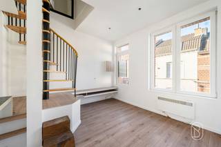 <p>Dit appartement in "duplex"-stijl, dat in 2013 is gerenoveerd en ideaal is voor een belegger, is perfect gelegen op de 1e verdieping van een klein gebouw met 2 appartementen, dicht bij alle voorzieningen en op een steenworp afstand van het stadscentrum en de hoofdwegen. Het is als volgt ingedeeld:</p><p>Een lichte woonkamer, een ingerichte keuken en een vaste trap die naar de bovenverdieping leidt, waar zich twee slaapkamers en een badkamer bevinden.</p><p>Ideaal als huurinvestering, zeker een bezichtiging waard.</p>