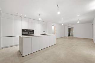 La brique de parement Wapper White LF-40 est 120% plus chère que la brique modale. Les façades latérales sont recouvertes d'ardoises verticales...