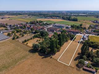 Ruime bouwgrond met een landelijk karakter aan de achterzijde van het perceel. Dankzij de perceelbreedte van 18 meter en de mogelijkheid om een ruime halfopen gezinswoning te bouwen, biedt dit perceel tal van mogelijkheden.<br /><br />Met een totale oppervlakte van maar liefst 3.247 m² geniet u bovendien van uitzonderlijk veel ruimte en een groene, landelijke omgeving.<br /><br />Droomt u van een eigen bouwproject en bent u op zoek naar een perceel waar u uw woonwensen kunt realiseren? Dan is deze bouwgrond zeker een bezoek waard!<br /><br />Interesse om hier uw toekomstige woonproject te realiseren? <br />Neem gerust contact op voor meer informatie of een bezoek ter plaatse: Yoshi Vandeginste – 0474 49 50 38<br /><br /><br />Bestuursmaatregelen in het maatregelenregister: in aanvraag