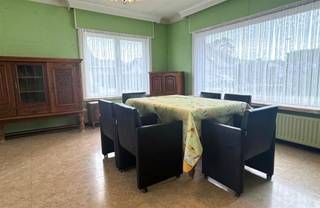 <p><span>OPEN HUIS donderdag 29 oktober 2026 van 18u tot 19u</span></p><p><span> </span></p><p><span>Ruime gelijkvloerse woning op hoekperceel in rustige doodlopende straat</span></p><p><span>Deze zeer ruime gezinswoning is rustig gelegen in een doodlopende straat te Heestert, nabij de kerk en met een mooi open zicht op een weidelandschap aan de voorzijde. De woning bevindt zich op een zonnig hoekperceel met zuidoriëntatie.</span></p><p><span>Indeling: inkomhal, lichtrijke en bijzonder ruime leefruimte, aansluitende leefkeuken, kelder, garage, vier volwaardige slaapkamers en een praktische douchekamer. Dankzij de grote raampartijen geniet de woning van veel natuurlijk licht en een aangenaam ruimtegevoel.</span></p><p><span>De woning is volledig gelijkvloers ingericht, wat zorgt voor extra comfort. De zolder biedt bovendien nog heel wat uitbreidingsmogelijkheden en kan perfect ingericht worden als extra slaapkamer, bureau of hobbyruimte.</span></p><p><span>Verder is de woning voorzien van dubbele beglazing en is ze quasi instapklaar. De renovatieverplichting kan eenvoudig aangepakt worden, onder meer door het isoleren van de zolder.</span></p><p><span>Ideaal voor wie rustig wil wonen met veel ruimte en potentieel.</span></p><p><span> </span></p><p><span> </span></p>