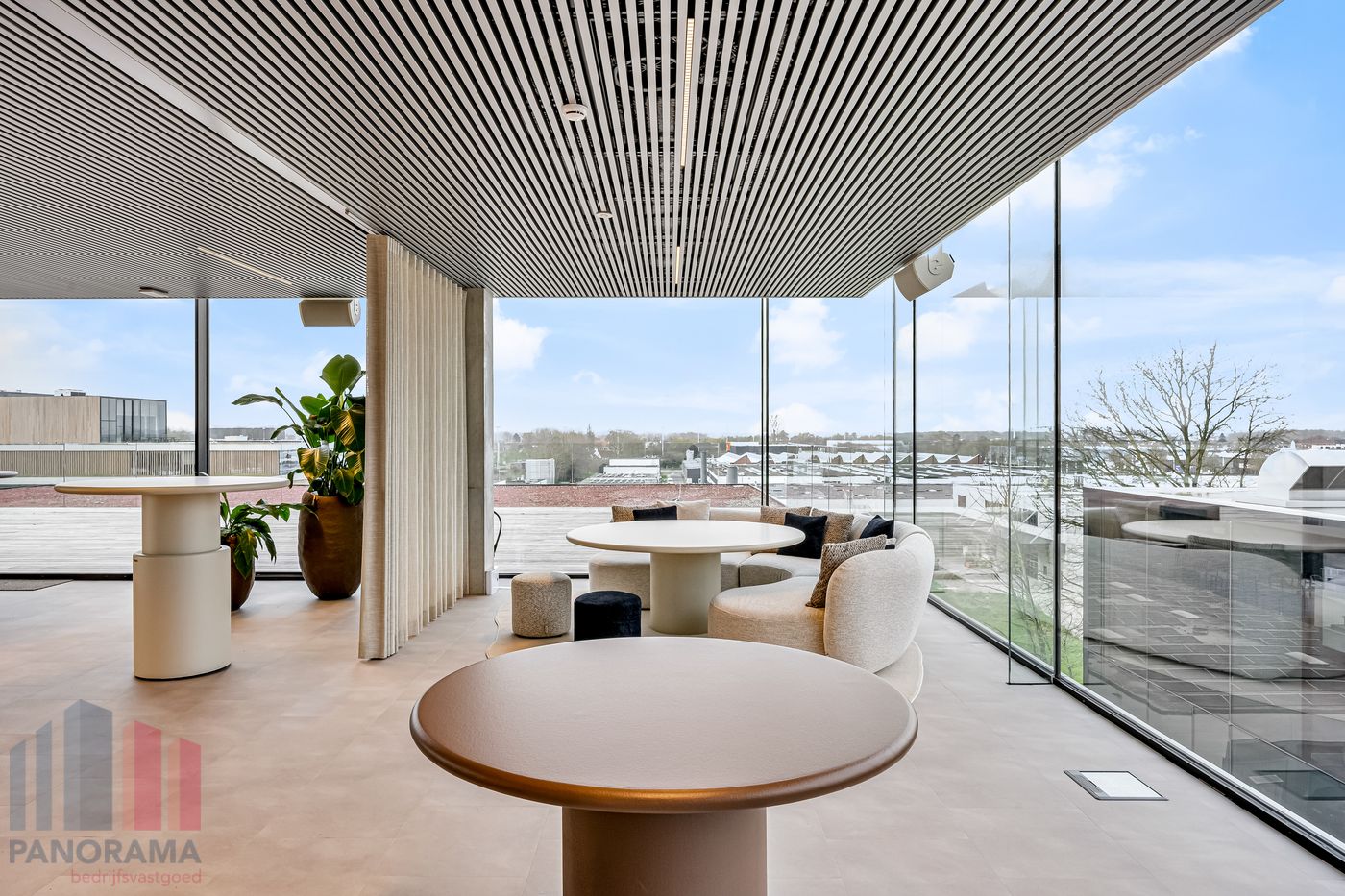 310 m² HIGH-END KANTOREN MET TERRAS OP TOPLOCATIE LANGS DE E40 TE OOSTKAMP - foto 3