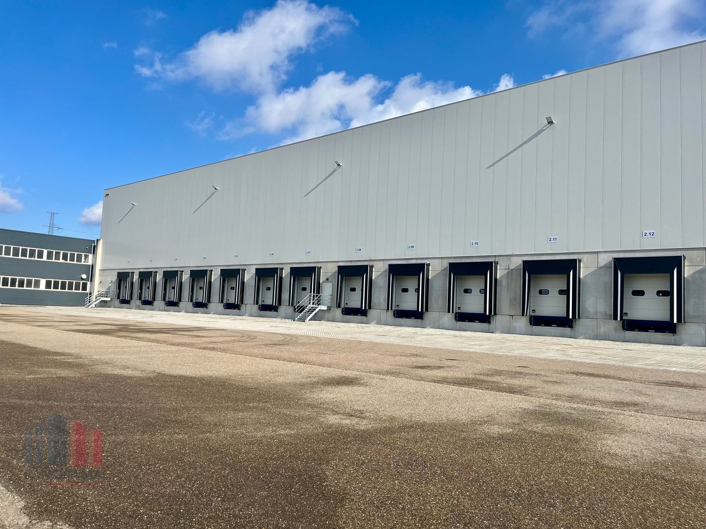 Uitstekende logistieke bedrijfsruimte van 12.205 m² te huur in Genk – Slingerweg 40 - photo 2