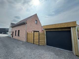 🏠Instapklare halfopen woning te koop - REGIO IZEGEMWinkelhoekstraat 15, 8870 IzegemDeze energiezuinige woning werd volledig gerenoveerd in 2026 en...