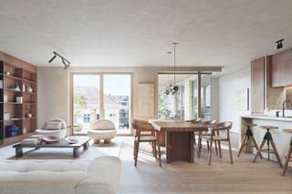 Dit drieslaapkamerappartement van 135.3 m² is gelegen op het tweede verdiep en de indeling is als volgt: een inkomhal met plaats voor een vestiairekast, een lichtrijke woonkamer met open keuken, een praktische berging, een afzonderlijk toilet, drie slaapkamers en twee badkamers. De twee terrassen hebben een gezamenlijke oppervlakte van 40,3 m² en kijken uit over het binnengebied en richting de Kaaistraat. <br /><br />Dit appartement bevindt zich in Stadshove, een nieuwe en hedendaagse woonplek gelegen pal in de kern van de Stad Deinze. Gelegen te midden de Markt van Deinze, combineert Stadshove haar zeer centrale ligging met een hoogwaardige, tijdloze architectuur met alle hedendaagse wooncomfort. Het is de ideale keuze voor wie comfortabel, energiezuinig en standingvol wil wonen vlakbij alle voorzieningen. De appartementen binnen Stadshove zijn ontworpen met zeer veel aandacht voor uiteenlopende woonwensen. Sommige bieden een prachtig uitzicht op de levendige Markt, terwijl andere zich richten op de rust van de binnentuin en het karaktervolle oude Stadhuis. <br /><br />Met zijn combinatie van een hedendaagse architectuur, hoogwaardige afwerking, zorgvuldig uitgedachte indelingen, future-proof technieken en een absolute topligging is Stadshove een nieuwbouwproject voor de bevoorrechte koper. Het belooft niet alleen een aangename woonplek te zijn, maar ook een nieuwe blikvanger op de Markt van Deinze.