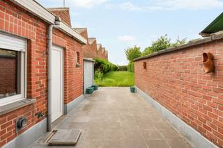 Te renoveren gezinswoning met 3 slaapkamers en grote tuin!Bent u op zoek naar een woning met veel ruimte én tal van mogelijkheden? Dan is deze te renoveren gezinswoning zeker een bezoek waard! Dankzij de centrale ligging, de ruime indeling en de grote tuin vormt dit de ideale thuis voor gezinnen of handige renovatoren die hun droomwoning willen creëren.De woning omvat een inkomhal, een aangename leefruimte, keuken en badkamer op het gelijkvloers. Op de eerste verdieping bevinden zich de overloop, een tweede badkamer met lavabo en bad, en maar liefst 3 ruime slaapkamers. De grote zolderverdieping biedt bovendien extra potentieel voor het inrichten van een bijkomende slaapkamer, hobbyruimte of bureau.Buiten geniet u van een grote en aangename tuin waar het heerlijk vertoeven is.Troeven: Veel potentieel, centrale ligging, dubbele beglazing, verwarming op gas, grote tuin!Te koop via Immo Beguin, jouw vastgoedexpert sinds 2009, met kantoren in Ronse, Waregem, Kortrijk, Deinze, Doornik en Lessines.Bezoek na afspraak met Immo Beguin: tessa@immobeguin.be