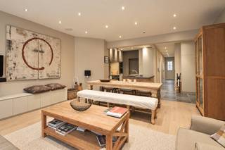 Aangenaam, perfect onderhouden appartement met een ruim terras afgewerkt met kwalitatieve materialen gelegen op een boogscheut van de zee.<br />Indeling: Inkom met gastentoilet en vestiaire. Ruime leefruimte bestaande uit een volledig geïnstalleerde open keuken voorzien van een Lacanche vuur en Miele toestellen met aanpalend een wasplaats/berging, eetplaats en een ruim salon. Masterbedroom met ingemaakte kasten en een badkamer voorzien van een ligbad, toilet en wastafel. Tweede volwaardige slaapkamer met ingemaakte kasten en douche. Derde slaapkamer met douche. Privatieve kelder en gemeenschappelijke fietsenberging in de residentie. Mogelijkheid tot het huren van een garage.