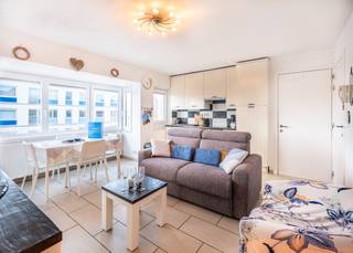 Instapklaar appartement te koop met 2 slaapkamers in het centrum van Koksijde. Dit gezellige pand bevindt zich in de authentieke residentie Victory, gelegen op de hoek van de Lalouxlaan en de Zeelaan. Het commerciële centrum, de winkels en de zee bevinden zich vlakbij.<br /><br />Het pand werd als volgt ingedeeld:  lichtrijke leefruimte met open en uitgeruste keuken | afzonderlijk toilet | eerste volwaardige slaapkamer met douche en lavabo | tweede volwaardige slaapkamer met douche en lavabo.<br /><br />Dit appartement is volledig conform de wetgeving van de vakantieverhuur (elektriciteit = CONFORM, branddeur, brandblusapparaat,...). Het dak van het gebouw werd reeds volledig geïsoleerd en vernieuwd.<br /><br />Bent u op zoek naar een INSTAPKLARE "Pied à terre" of naar een investering? Aarzel dan niet en contacteer ons voor een bezoek!