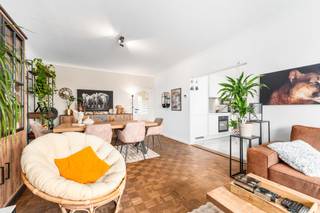 <p>Te koop: verzorgd gesloten appartement in het centrum van Sint-Niklaas, op wandelafstand van scholen, openbaar vervoer en het treinstation.</p>
<p>Dit appartement biedt een comfortabele indeling met een ruime woonkamer en een volledig uitgeruste keuken. Gelegen in een residentiële woonkern, geniet u van een rustige omgeving met alle voorzieningen binnen handbereik. Dankzij de nabijheid van invalswegen is het ook vlot bereikbaar.</p>
<p>Belangrijkste ruimtes:<br />• Ruime living (28,5 m²) met veel lichtinval<br />• Keuken (11,3 m²) met vaatwasser, koelkast, diepvries, oven, elektrische kookplaat en ingemaakte kasten<br />• Slaapkamer (13,91 m²)<br />• Slaapkamer (10,16 m²)<br />• Badkamer (7,78 m²) met inloopdouche, toilet, wastafel in meubel en ingemaakte kasten<br />• Terras (3,12 m²)<br />• Inkomhal met parlofoon en ingemaakte kasten<br />• Wasplaats (4,0 m²) met aansluitingen voor wasmachine en droogkast<br /><br />Troeven:<br />• Centrale ligging nabij scholen, openbaar vervoer en treinstation<br />• Volledig uitgeruste keuken<br />• Privatieve autostaanplaats <br />• Gunstig EPC-label B! </p>
<p><u><strong>Privatieve staanplaats verplicht aan te kopen aan 15 000 euro. </strong></u><br /><br />Neem vandaag nog contact op met uw ERA-makelaar voor een bezoek. JOUW DROOMAPPARTEMENT. ZO GEVONDEN!</p>