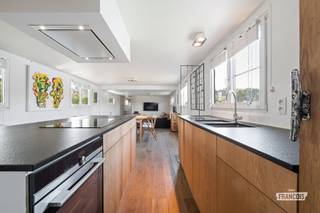 Deze unieke woonboot biedt alle wooncomfort in een modern interieur. Na een volledige renovatie kreeg de boot 'Jana' een open indeling die zorgt voor een ruimtelijk gevoel. Op deze uitstekende ligging vlakbij de Scheepsdalebrug zijn scholen, winkels en andere voorzieningen op fiets- en wandelafstand.<br /><br />Bij het betreden van de woonboot kom je in de kwalitatief ingerichte keuken met aansluitende een berging die als bijkeuken kan dienen. Verder zijn de leefruimte met ruime eethoek ook te vinden in deze open ruimte. De luxueuze badkamer is voorzien van een ligbad met douchekraan, wastafel en een sauna. Daarnaast bevindt zich een apart toilet.<br /><br />Verder zijn er twee aaneensluitende slaapkamers met ingebouwde kastruimte. Een derde, ruime slaapkamer met inloopkast bevindt zich aan de andere kant van de woonboot. Bovendien beschikt 'Jana' nog over een polyvalente ruimte met tal van mogelijkheden.<br /><br />Ben jij op zoek naar een uniek woonconcept? Aarzel dan niet en plan een bezoek in via de website of contacteer Kenjiro 0495 64 69 95 of waeles@immofrancois.be<br /><br />