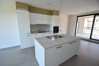 Appartement in residentie Moerenpoort met volgende eigenschappen:<br />° wonen in een verzorgde residentie<br />° gelegen aan zowel de rand van het centrum, als aan natuurpunt De Kevie<br />° zicht op de Jeker vanuit de woonkamer en één slaapkamer<br />° Nieuwbouwproject oplevering begin 2026<br /><br />INDELING:<br />° Niveau -1:<br />Kelderberging nr 5 - autostaanplaats nr 9<br /><br />° Niveau +1:<br />Inkomhal - gastentoilet - living - keuken - terras - badkamer - berging - 2 slaapkamers.<br /><br />Vraag een bezichtiging aan via de knop 'Ik ben kandidaat', die u enkel zal terugvinden op de rechtstreekse website van confideo-immo.
