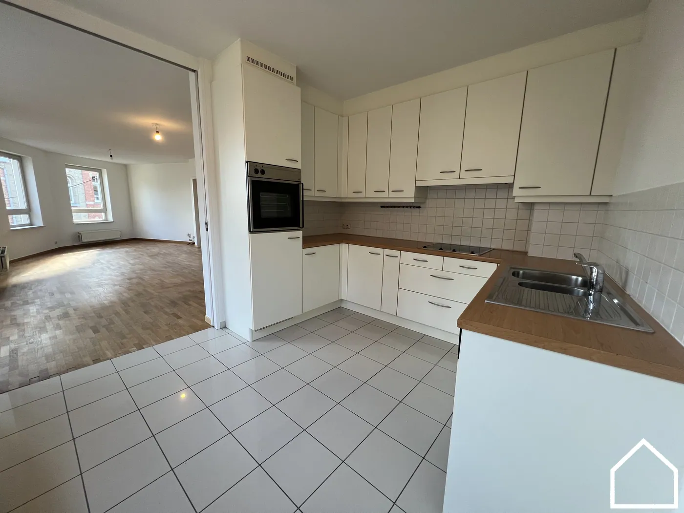 APPARTEMENT TE HUUR MET 2 SLAAPKAMERS EN TERRAS IN HET CENTRUM VAN IEPER - foto 4