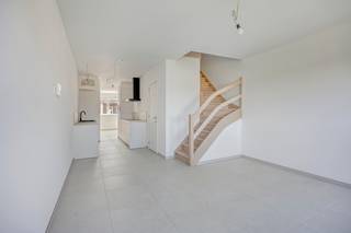 <p>immo DAVID stelt u dit energiezuinige nieuwbouw duplexappartement met twee slaapkamers en een zuidgericht terras van 9 m² voor. Hier geniet u van volledig ontzorgd wonen: alles is nieuw, kwalitatief afgewerkt en ontworpen met oog voor comfort, energiezuinigheid en hedendaags woonplezier.</p>
<p>Het duplexappartement is gelegen op de tweede verdieping, in een verkeersluwe, doodlopende straat, in een kleinschalig gebouw zonder lift, waardoor u geniet van een rustige woonomgeving en lage gemeenschappelijke kosten.</p>
<p>Via de inkomhal komt u in de ruime en lichtrijke leefruimte van 45 m² met open keuken. Vanuit de woonkamer heeft u rechtstreeks toegang tot het zuidgerichte terras van 9 m², waar u de hele dag door van de zon kunt genieten. Verder beschikt het appartement over twee comfortabele slaapkamers van 11 m² en 11 m², een moderne badkamer met inloopdouche en dubbele wastafel, een aparte wasberging, een afzonderlijk hangtoilet met handenwasser en een videofoon voor extra comfort en veiligheid. Via een praktische trektrap bereikt u bovendien de ruime privatieve bergzolder, ideaal als extra bergruimte.</p>
<p>Bij het appartement hoort bovendien een privatieve autostaanplaats en er is een gemeenschappelijke fietsenberging voorzien.</p>
<p>Dankzij de uitstekende energiescore A, zonnepanelen, een warmtepomp en een performant ventilatiesysteem woont u hier niet alleen comfortabel, maar ook bijzonder energiezuinig.</p>
<p>Een absolute topligging, vlak bij het centrum van Zellik, de E40, de Ring Brussel, winkels, openbaar vervoer, Brussel, UZ Jette, het Laarbeekbos en de fietssnelweg, maakt dit duplexappartement de ideale keuze voor wie rustig wil wonen met alle voorzieningen binnen handbereik.<br />EPB in opmaak</p>