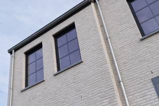 Lot 169: Deze halfopen bebouwing in landelijke stijl heeft 3 slaapkamers, een carport, een optioneel af te werken zolder, een bewoonbare oppervlakte van +/- 203 m² en heeft een perceel van +/- 448 m². Deze woning is gelegen in een nieuwe woonbuurt waar duurzaamheid en energiezuinigheid op de eerste plaats staan. Wil jij ook graag wonen in een groene, kindvriendelijke omgeving met alles wat je nodig hebt binnen handbereik? Dan zit je goed in Evergem Droogte. <br /><br />Interesse of vragen? Meer info op matexi.be/evergem of contacteer vrijblijvend onze sales consultant op 09 298 19 92.<br /> 