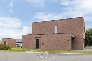 Voor meer info en foto’s, surf naar www.swevers.be – Deze recente open bebouwing (2023) op Bugtenpad 6 in Koersel-centrum combineert rust, comfort en hedendaagse klasse op een perceel van 5a 57ca. De instapklare woning biedt 189 m² bewoonbare oppervlakte en is, onder voorwaarden, aan te kopen aan 2% registratierecht. Gelegen in een volledig gesloten wijk geniet u hier van privacy, terwijl winkels, scholen, horeca en openbaar vervoer zich op wandelafstand (500 m) bevinden. Via de inkomhal met gastentoilet betreedt u de lichtrijke leefruimte en eetkamer van samen 46,40 m². Aansluitend bevindt zich de ruime keuken van 20 m² met plaats voor een kookeiland en veel bergruimte, met directe toegang tot de voortuin, oprit en carport. Een praktische berging/wasplaats vervolledigt het gelijkvloers. Op de verdieping zijn er drie volwaardige slaapkamers (15,21 m², 11,70 m² en 11 m²), een centrale badkamer en een aparte berging van ca. 9 m². De zuidgerichte tuin en het terras genieten van optimale zoninval. Vloerverwarming op beide niveaus, zonnepanelen, videofoon en een EPC van -15 (BEN-woning) garanderen energiezuinig en toekomstgericht wonen. Vlotte verbinding via snelwegen op 13 km. Voor meer informatie, bel 011 255 155. Bron bewoonbare oppervlakte: EPC – verslag.