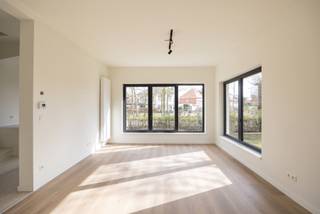 Coup de foudre.<br />Soms gebeurt het meteen. <br />Je stapt een plek binnen en nog voor je alles gezien hebt, wéét je het al. Dat gevoel hadden wij toen we voor het eerst het project in de Hof van Riethlaan ontdekten.<br />Het was zo’n huis dat je niet alleen bekijkt, maar vooral aanvoelt. Het totaalplaatje klopte: de ligging, de omgeving, de typologie , de voortuin en achtertuin die je al bij aankomst tot rust brengt. Twee plekken die als het ware een stille omarming vormen rond het huis. <br /><br />Natuurlijk, het pand vroeg om een totaalrenovatie. Een huis met potentieel, met karakter, met ruimte om opnieuw te ademen. Samen met interieurarchitect Leila Drif gaven we die belofte vorm. Het werd een prachtige halfopen bebouwing waarin licht de hoofdrol speelt: warme, natuurlijke materialen, zachte overgangen en een zalige lichtinval die doorheen de dag telkens een ander gevoel creëert. <br /><br />Een huis dat niet alleen mooi is om naar te kijken, maar vooral heerlijk is om in te vertoeven. Een plek die je bij het binnenkomen al een beetje thuiskomen laat voelen.