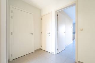 <div>
<p><strong>INSTAPKLAAR EN VEILIG GELEGEN APPARTEMENT IN HARTJE BRECHT</strong></p>
<p>Bent u op zoek naar een comfortabel, overzichtelijk én veilig appartement, waar alles binnen handbereik is? Dit instapklare appartement bevindt zich in het centrum van Brecht en biedt u alle gemak op wandelafstand, in een aangename en goed bereikbare omgeving.</p>
<p>Voor de deur vindt u ruime parkeergelegenheid, naast een ondergrondse en afgesloten parkeergarage. Dit zorgt niet alleen voor extra comfort, maar ook voor een veilig gevoel bij het parkeren en thuiskomen.</p>
<p>Dagelijkse voorzieningen zoals de bakker, slager, winkels, openbaar vervoer en gezellige restaurants liggen allemaal dichtbij. Ideaal voor wie zich vlot wil verplaatsen zonder afhankelijk te zijn van de wagen.</p>
<h3>Indeling</h3>
<p>U betreedt het appartement via een inkomhal (ca. 5 m²) met gastentoilet.<br />De lichtrijke leefruimte (ca. 30 m²) sluit aan op een open keuken (ca. 9 m²), voorzien van een keramische kookplaat, dampkap, koelkast en een dubbele spoelbak. Naast de keuken bevindt zich een praktische berging/wasplaats (ca. 3 m²).</p>
<p>Vanuit de leefruimte heeft u toegang tot een ruim en aangenaam terras van ca. 42 m² – een rustige en veilige plek om buiten te genieten.</p>
<p>Het appartement beschikt over twee slaapkamers (ca. 9 m² en 14 m²) en een badkamer (ca. 5 m²) met een comfortabele inloopdouche en een lavabo in meubel.</p>
<h3>Extra troeven</h3>
<p>In de ondergrondse parkeergarage bevindt zich een afgesloten garagebox. Deze is ruimer dan gemiddeld en zowel de garage als de parkeergarage zijn gemakkelijk toegankelijk en goed afgesloten.</p>
<p><strong>Kortom:</strong> een praktisch, comfortabel én veilig appartement op een centrale ligging – ideaal voor wie zorgeloos wil wonen, met alle voorzieningen dichtbij.</p>
</div>
<p></p>
<p><span> </span></p>