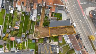 Op zoek naar de ideale locatie voor uw droomwoning? Deze centraal gelegen bouwgrond met een oppervlakte van 361 m² biedt een uitstekende opportuniteit, op een steenworp van het bruisende centrum van Roeselare.<br /><br />Het perceel is bestemd voor de bouw van een halfopen bebouwing en combineert een vlotte bereikbaarheid met de nabijheid van winkels, scholen, openbaar vervoer en andere voorzieningen.<br /><br />Een extra troef is dat er reeds een vergunning werd afgeleverd voor de bouw van een energiezuinige woning, waardoor u snel van start kunt gaan. Uiteraard bent u niet verplicht deze plannen te volgen, want de bouwgrond wordt verkocht zonder bouwverplichting. Zo geniet u van maximale vrijheid om uw eigen woonproject te realiseren.<br /><br />Troeven:
<ul>
<li>Centrale ligging nabij het centrum van Roeselare</li>
<li>Geschikt voor een halfopen bebouwing</li>
<li>Vergunde plannen voor een energiezuinige woning aanwezig</li>
<li>Verkoop zonder bouwverplichting</li>
<li>Ideale investering voor eigen bewoning of als toekomstproject</li>
</ul>
<br />Interesse?<br />Contacteer Maxime Vanneste via 0498 44 78 00 of info@maximevanneste.be.