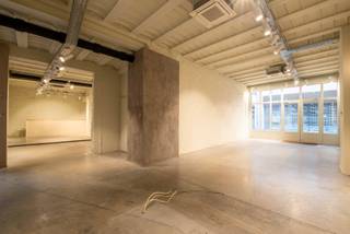 Deze ruime winkel met brede etalage is gelegen in de populaire winkelwandelstraatjes van de 'Wilde Zee', de Groendalstraat - die uitkomt op de Huidevettersstraat. <br />Het gelijkvloers is +/-160m² en heeft nog een ruime kelder.<br />Vlakbij "AO76", "Allez-Y", "Jimmyz Burgerz", "Neuhaus", "Joe &amp; The Juice", e.a.