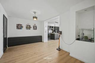 Deze charmante woning , gelegen in het groene en rustige Bornem, combineert karakter met comfort en biedt een ideale leefomgeving voor wie op zoek is naar ruimte en rust dichtbij alle voorzieningen. Met een bewoonbare oppervlakte van maar liefst 182 m² beschikt deze woning over vier ruime slaapkamers en twee comfortabele badkamers, waardoor volop plaats is voor een groot gezin of extra werk- en hobbyruimtes. Het zonnige terras vormt een heerlijke buitenoase, perfect om te ontspannen of te spelen. Dankzij de uitstekende ligging geniet u van de nabijheid van winkels, scholen en het openbaar vervoer. 
Kortom een ruime woning op een ideale ligging.  Contacteer ons voor een afspraak!