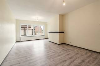 <h2><span>Ruim gelijkvloers appartement op toplocatie in Bredene-Duinen</span></h2><p><span>Op zoek naar een </span><span>ruim en instapklaar appartement vlak bij zee</span><span>? Dit verzorgde gelijkvloerse appartement in de Brusselstraat 10A geniet van een uitstekende ligging in het hart van </span><span>Bredene-Duinen</span><span>, op wandelafstand van het strand, de tram en winkels.</span></p><p><span>Het appartement beschikt over een </span><span>ruime inkomhal</span><span> met apart toilet. De grote woonkamer biedt veel plaats voor een gezellige zit- en eethoek. Aansluitend is er een </span><span>aparte, volledig ingerichte leefkeuken</span><span> met voldoende ruimte voor een eettafel.</span></p><p><span>Verder beschikt het appartement over een </span><span>ruime slaapkamer</span><span>, een badkamer met douche en lavabo en een aparte berging. De </span><span>ramen werden vernieuwd</span><span> en het geheel is verzorgd en onmiddellijk instapklaar.</span></p><p><span>Dankzij de ligging op het </span><span>gelijkvloers</span><span> is het appartement bovendien bijzonder toegankelijk en ideaal voor wie trappen zoveel mogelijk wil vermijden.</span></p><h3><span>Indeling</span></h3><ul><li><span>Ruime inkomhal</span></li><li><span>Apart toilet</span></li><li><span>Grote woonkamer</span></li><li><span>Aparte ingerichte leefkeuken</span></li><li><span>Ruime slaapkamer</span></li><li><span>Badkamer met douche en lavabo</span></li><li><span>Aparte berging</span></li><li><span>Nieuwe ramen</span></li><li><span>Mogelijkheid tot aankoop van </span><span>één of twee parkeerplaatsen</span><span> achteraan het gebouw</span></li></ul><p><span>De ligging is een absolute troef: midden in het geliefde </span><span>Bredene-Duinen</span><span>, vlak bij winkels en openbaar vervoer en op korte wandelafstand van de duinen en het prachtige strand.</span></p><p><span>Een interessante eigendom voor </span><span>vaste bewoning, tweede verblijf of als investering</span><span>, met als extra troef de comfortabele ligging op het gelijkvloers.</span></p>