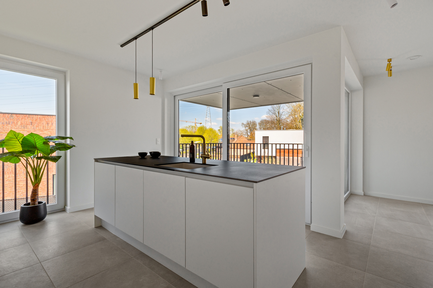 Spiksplinternieuw appartement op een toplocatie mét terras! - foto 4