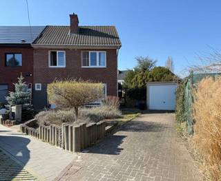 In a very quiet residential neighborhood near Brussels, this cozy semi-detached house features 3 bedrooms, a sunny garden, and a garage.An ideal...