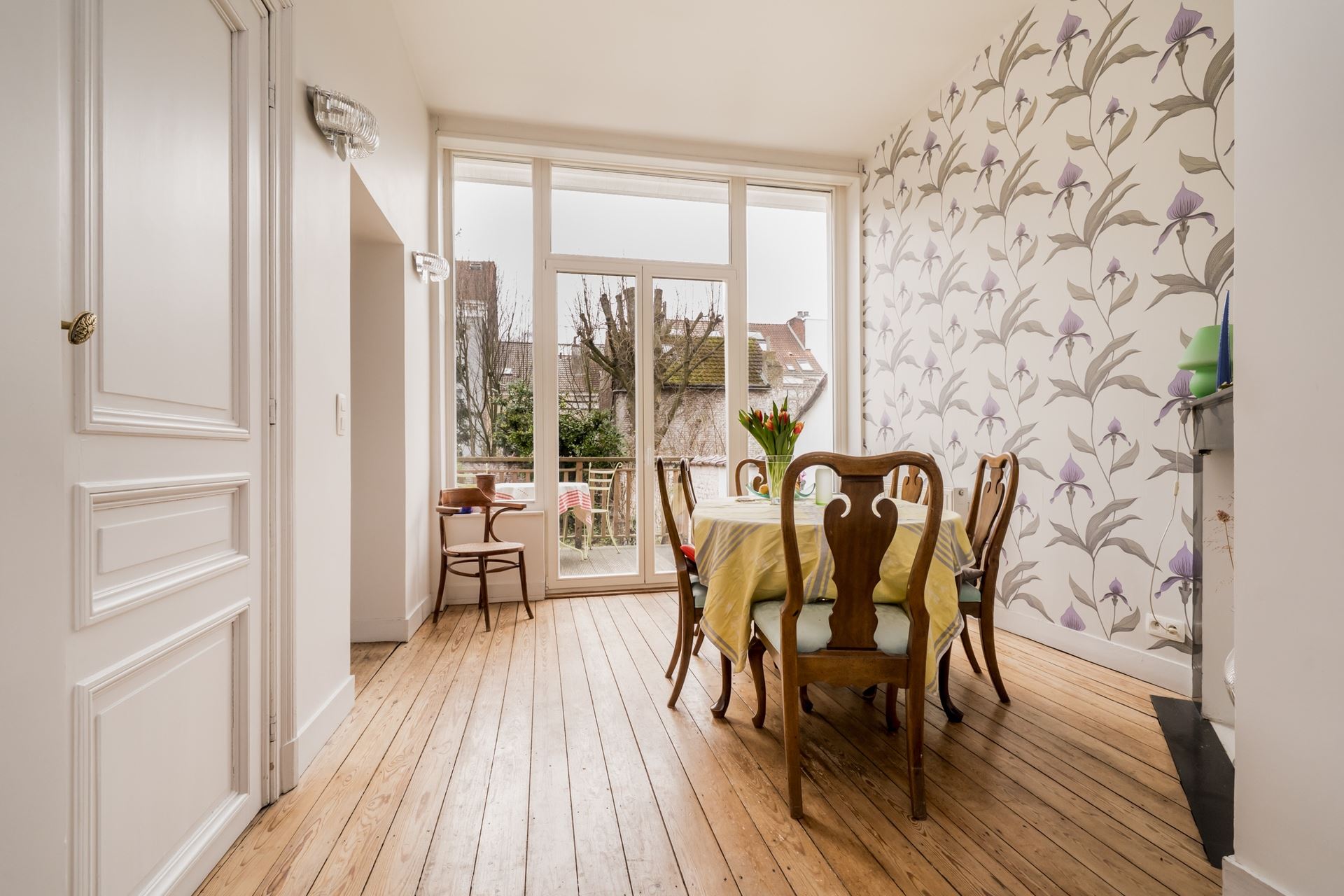 Beautifully Renovated Authentic Townhouse (± 320 m²) Prime Location near the European Quarter and Cinquantenaire Park - photo 4