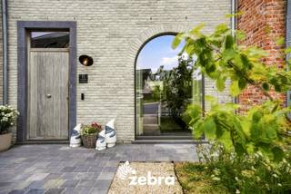 Rustig gelegen, met winkels, scholen en andere dagelijkse voorzieningen in de nabije omgeving, geniet u hier van een aangename woonomgeving met een vlotte bereikbaarheid. Dankzij de goede verbindingen bereikt u Brugge, Gent en Kortrijk in ongeveer 30 minuten.<br /><br />Deze recente, instapklare woning combineert een praktische indeling met hedendaags wooncomfort. De woning werd energiezuinig gebouwd en behaalt een gunstig E-peil van E46, wat zorgt voor een lage energiebehoefte en een aangenaam wooncomfort<br /><br />Op het gelijkvloers bevindt zich een lichtrijke leefruimte die naadloos aansluit op de volledig uitgeruste open keuken met kwalitatieve toestellen. Daarnaast zijn er een praktische berging en een ruime garage, waardoor er voldoende plaats is voor opslag en dagelijks gebruik.<br /><br />Op de eerste verdieping vindt u drie volwaardige slaapkamers, een dressing, een badkamer en een toilet. Via een vaste trap bereikt u de tweede verdieping, waar zich een ruime zolder bevindt. Deze verdieping biedt bijkomende opbergmogelijkheden of kan dienen als extra slaapkamer.<br /><br />Achteraan de woning bevindt zich een onderhoudsvriendelijke tuin met een aangelegd terras en een afzonderlijke loungehoek. De buitenruimte is praktisch ingericht en vormt een aangename aanvulling op de woning.<br /><br /><strong>Ook wild geworden van deze thuis?<br />Twijfel dan niet langer en leg vandaag nog uw bezoek vast!</strong>