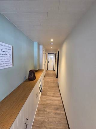Leuk appartement met 2 slaapkamers op de eerste verdieping. Gunstig EPC (A), ruime berging, kelder, 2 terrassen, centraal gelegen in het centrum van Neerpelt. Garage achter het gebouw bij te huren, afgesloten fietsenstalling inbegrepen