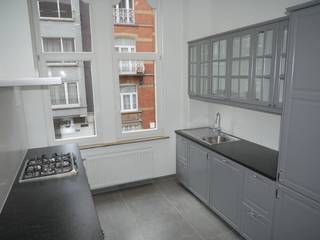 Ideally located near the European Institutions and Montgomery Square, superb 1-bedroom apartment of ± 90m² located on the 1st floor of a charming mansion.The apartment consists of an entrance hall, a spacious and bright living and dining room, and a fully equipped kitchen (gas hob, extractor, BOSCH oven/microwave, refrigerator, freezer, dishwasher). It has one bedroom (at the rear), a large bathroom (with bath, separate shower, sink and washer/dryer connections) and a separate toilet. Other features: - Top location: Close to all public transport (metro, tram, bus) and shops. - Low charges: No common charges. Water commission: €50/month. - Option: Possibility to rent the garden. - Definitely worth a visit!