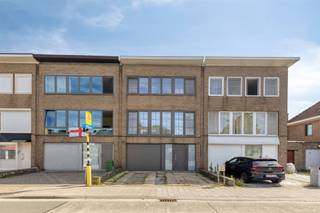 <p>Instapklare bel-etagewoning in Aalst</p><p>Bent u op zoek naar een ruime, moderne en volledig instapklare bel-etagewoning op een rustige, maar toch centrale ligging in Aalst? Dan is deze mooie woning in de Raffelgemstraat 5 zeker een bezoek waard.</p><p>De woning werd recent gerenoveerd en combineert hedendaags wooncomfort met een praktische indeling. Op de woonverdieping geniet u van een aangename en lichtrijke leefruimte, ideaal om gezellig te vertoeven met het gezin of gasten te ontvangen.</p><p>Verder beschikt de woning over 3 slaapkamers, een moderne en praktische badkamer en voldoende ruimte voor wie comfortabel wil wonen met extra mogelijkheden voor bureau, hobbyruimte of dressing.</p><p>Ook technisch zit deze eigendom uitstekend: met een gunstig EPC-label B en een conforme elektrische installatie bent u verzekerd van zorgeloos wooncomfort.</p><p>Buiten biedt de omheinde tuin met terras een fijne plek om te ontspannen. De woning beschikt bovendien over een oprit en garage, wat bij een bel-etagewoning zorgt voor extra praktisch comfort en parkeergelegenheid op eigen terrein.</p><p>De extra troeven van deze woning zijn: goede ligging, instapklaar, gunstig EPC, conform elektriciteit en asbestvrij.</p><p>De vermelde prijs is een richtprijs. Na ontvangst van de biedingen zal de verkoper beslissen of hij/zij de eigendom verkoopt aan het beste bod. De richtprijs is aldus niet bindend voor de verkoper.<br />Voor meer info kunt u ons contacteren op 053/70.23.67 of info@derick.be</p>