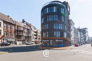 <p>Unique retail space in the heart of Ghent, located in a prominent corner building in a highly visible and busy location. This modern 58m² retail building offers excellent opportunities for various commercial activities.</p><p>The space features a beautifully finished store front with large windows that ensure maximum visibility and natural light. The floor features a durable concrete surface, while the interior offers a clean and professional appearance. The excellent window display immediately attracts the attention of passersby.</p><p>The property also features practical amenities, including a private back room with workspace, storage and plumbing. This makes it ideal for businesses that require direct customer contact with adequate operational space.</p><p>The location is very advantageous: located in the lively center of Ghent with high pedestrian density and direct access to public transportation. The area is characterized by many stores, restaurants and services.</p><p>Perfectly suited for retail, office or other services. A rare opportunity to be active in this prime location in the heart of Ghent.</p>