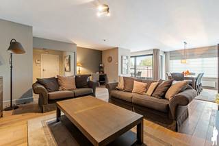 <p><strong>Te koop in residentie "Buitenhof": Ruim, licht, instapklaar appartement van circa 150 m² met 3 slaapkamers, 2 badkamers, een inpandig zuid terras en ruime leefruimtes. Het appartement, dat zich bevindt op de 2<sup>e</sup> verdieping, is te bereiken via de traphal of lift. Ondergronds bevindt zich een ruime garage welke in de prijs is inbegrepen. <br />Het appartement geniet een centrale, maar rustige ligging net binnen de ring van Turnhout. EPC label A!<br /></strong></p>
<p><u>Indeling van het appartement<br /></u>De ruime, centrale inkomhal met gastentoilet biedt doorgang naar verschillende ruimtes. Via de glazen deur betreedt u de woonkamer op parket. Deze leefruimte bestaat uit een zit- en eethoek en geniet van veel lichtinval dankzij de grote raampartij. In de woonkamer is er eveneens voldoende ruimte om een bureau te voorzien. Een schuifraam geeft toegang tot het overdekt terras, met daar de ideale zuid oriëntatie. De keuken met gezellige ontbijthoek is voorzien van veel kastruimte en geïnstalleerd met kwaliteitsvolle toestellen. <br />Via de keuken kan u eveneens het terras betreden. <br /><br />Via de gang heeft u toegang tot 3 volwaardige slaapkamers. De ruime hoofdslaapkamer heeft een toegang tot een terras aan de achterzijde, heeft ingemaakte kasten, dressing en een ensuite badkamer met inloopdouche toilet en dubbele wastafel. <br />De tweede en derde slaapkamer zijn net als de hoofdslaapkamer op parket. Zij delen de 2<sup>e</sup> badkamer met douche en wastafel. <br />Deze slaapkamers hebben beide toegang tot een balkon aan de achterzijde.<br />Tot slot heeft het appartement een praktische berging / wasplaats.</p>
<p><span>Parkeren </span><br />De ruime garage met sectionaalpoort bevindt zich in de ondergrondse parking en is in de prijs inbegrepen. <br />Voor uw fietsen zijn er gemeenschappelijke fietsenstallingen.</p>
<p><u>Bijzonderheden</u><br />- Ruime gemeenschappelijke traphal en lift<br />- Terrassen aan de voor- en achterzijde<br />- Ondergrondse garage met elektrische poort <br />- Gemeenschappelijke fietsenbergingen<br />- Privéparking voor bezoekers<br />- Centrale verwarming op aardgas met HRtop ketel<br />- Buitenschrijnwerk in aluminium<br />- EPC Label A<br /><br /></p>