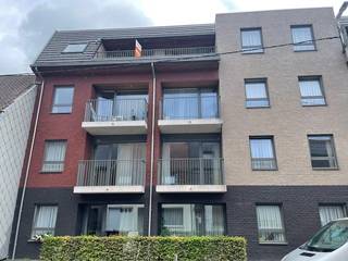 Perfect onderhouden en instapklare serviceflat op de 3de verdieping van Residentie 'Hof ter Leie' in het centrum van Wevelgem. De residentie...