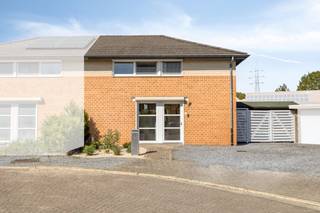 Deze halfopen gezinswoning met 3 slaapkamers en een bewoonbare oppervlakte van 123 m² is erg rustig gelegen, op het einde van een doodlopende straat. Bij het binnenkomen via de inkomhal, heb je toegang tot de leefruimte en het apart toilet met handenwasser. De leefruimte met open keuken geeft uit op de wasplaats en de ruime tuin.De nachthal op de eerste verdieping biedt toegang tot de drie slaapkamers, een aparte bergruimte en de badkamer. Deze laatste is volledig ingericht, met een ligbad, toilet en een wastafel. De berging kan aangewend worden voor een mogelijke uitbreiding van de badkamer.De ruime tuin, dewelke volledig omheind is, geniet van een terras waar u kan genieten van de zon. Ook beschikt de woning over een carport en verschillende bergruimtes (waaronder een werkplaats) buiten. De tuin wordt bovendien verlicht met industriële tuinverlichting.De woning werd recent nog opgefrist en uitbreiding is mogelijk in lijn met het bestaande terras.Bent u op zoek naar een instapklare gezinswoning met 3 slaapkamers en een ruime tuin op een rustige ligging zoals deze? Contacteer ons dan zeker.De eigendom wordt aangeboden via de Pre-sale formule. Op 21/05/2026 tussen 16:00 en 18:00 kan u de woning op afspraak komen bezichtigen en een bod uitbrengen. De vermelde prijs is een instelprijs. Voor meer info, gelieve contact op te nemen met de dossierverantwoordelijke.Bestuursmaatregelen in het maatregelenregister: nee