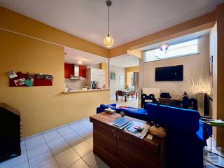 Dit RECENT & INSTAPKLAAR APPARTEMENT (87m² binnenafmeting) met PRIVATIEF TERRAS (38m²) bevindt zich op een werkelijke toplocatie middenin hartje Gent (nabij Zuid / Reep) en is gelegen in een kleinschalig appartementsgebouw (vernieuwbouw ‘2009) met 3 entiteiten. Dit trendy appartement situeert zich op de benedenverdieping van Residentie “PARK” en omvat: inkomhal met vestiairekast (6m²), slaapkamer / bureel (9m² - met rolluik), ingerichte badkamer (5m²), gastentoilet (2m²), lichtrijke leefruimte (44m²) grenzend aan de open ingerichte keuken (6m²) met bijhorende berging/wasplaats (3m² - voorziening WM & DK) en een gezellige master bedroom (12m²) met directe toegang (zowel via leefruimte als slaapkamer) naar de zonnige binnenkoer (38m² - incl. stopcontact/verlichting & regenwaterkraan)! Tevens beschikt deze vastgoedparel nog over een GEMEENSCHAPPELIJK FIETSEN- en VUILNISLOKAAL aan de straatzijde! Openbaar vervoer (tram/bus), scholen en talrijke winkels in de directe nabijheid! TROEVEN: overal hoogrendementsglas in PVC (draai/kip), CV op aardgas (condensatieketel) & ventilatie, elektriciteit conform alsook aanwezigheid van videoparlofonie, Telenet en EIGEN TELLERS voor EGW! Lage syndickosten (geen lift / poetsdienst noch (grote) werken gepland)! EPC: 169kWh (label B) - VRIJ BIJ AKTE! Kortom, ideale eigendom voor zowel single, koppel, gezin als de zorgeloze investeerder (interessante huuropbrengst)! Bezoek? Bel IMMOBOSS - 0495/265 333!