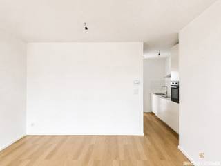 <div>
<div>
<section>
<div>
<div>
<div>
<div>
<div>
<div>
<p><strong>Charmant appartement de ville entièrement rénové situé au 3ᵉ étage d'un petit immeuble.</strong><span></span></p>
<p>L'appartement se compose d'un spacieux séjour bénéficiant d'une belle luminosité naturelle, ainsi que d'une cuisine ouverte moderne, entièrement équipée avec un réfrigérateur avec compartiment congélateur, une plaque de cuisson vitrocéramique et un four.</p>
<p>À l'arrière se trouve une chambre séparée avec sa salle de bains attenante. Celle-ci est équipée d'une douche à l'italienne, d'un meuble lavabo et d'un WC.</p>
<p>Cet appartement est proposé en <strong>première occupation après rénovation</strong> et a été rénové avec le plus grand soin.</p>
<p>Convient pour <strong>maximum 2 personnes</strong>.</p>
<p><strong>Disponible à partir du 01/08/2026.</strong></p>
</div>
</div>
</div>
</div>
<div></div>
<div>
<div></div>
</div>
</div>
<div>
<div></div>
</div>
</div>
</section>
</div>
</div>
<div></div>
