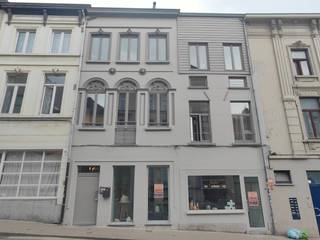 Deze leuke duplex is gelegen in de bruisende studentenbuurt in Gent. <br />Het appartement is voorzien van 3 slaapkamers, 2 badkamers, basiskeuken en een open leefruimte en een zeer ruim ingesloten terras. <br />Door de centrale ligging is dit uiterst geschikt voor studenten!<br /><br />EPC: 164 kWh/m²<br />Beschikbaar vanaf 1/08<br /><br />Meer info of een bezoek inplannen ter plaatse? <br />wouter@opt-immo.be<br />0477/78.39.25