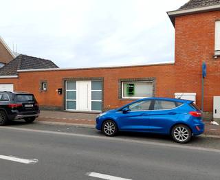 Dit praktisch ingericht gelijkvloers appartement biedt alles wat je nodig hebt:- Woonkamer met open keuken (koelkast, kookfornuis, oven, microgolf).-...