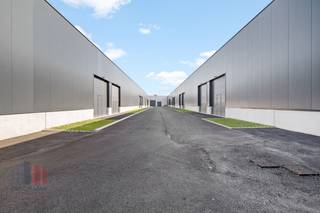 Nieuwe KMO-unit met een oppervlakte van 170 m². De loods maakt deel uit van de KMO-park "DE SCHELP". De loods is opgebouwd uit een staalconstructie...