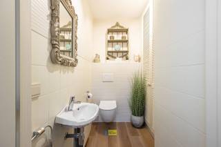 In een autoluwe woonwijk op korte afstand van Schoten centrum en gelegen nabij uitvalswegen bieden wij deze gerenoveerde villa.De woning is afgewerkt...