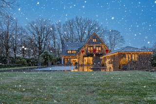 Deze villa is gelegen in het prestigieus villapark aan Park Den Brandt, één van de meest residentiële wijken in het Antwerpse groen. Dichtbij het hart van Antwerpen én tegelijk erg rustig. Gelegen nabij verschillende parken, horeca, en in- en uitvalswegen. De villa is gelegen op een perceel van maar liefst ca. 3.340 m², dewelke is voorzien van een riante oprit met dubbele garage, aangelegd terras, poolhouse met sauna, zwembad en jacuzzi. De villa kan een opfrisbeurt gebruiken, maar aan ruimte geen gebrek met een bewoonbare oppervlakte van maar liefst ca. 605 m². <br /><br />Gelijkvloers:<br />U betreedt het eigendom via de ruime inkomhal met hoge plafonds, aansluitend bevindt zich een gastenslaapkamer met en-suite badkamer. Via een mooie dubbele deur kom je in de riante leefruimte met open haard en uitkijk op de tuin. Achteraan is de keuken, met aparte berging plaatsen en toegang tot de dubbele garage. <br /><br />Eerste Verdieping:<br />De 1ste verdieping kan je zowel via de hoofdtrap in de inkomhal of via de dienstentrap aan de zij-ingang bereiken. Master bedroom met aangrenzend bureau of dressingruimte en badkamer. Op de eerste verdieping bevinden zich nog 4 slaapkamers en 2 badkamers. Grote troef: er is nog een riante ruimte dewelke benut kan worden als atelier, speelkamer voor kinderen, tweede woonkamer, wat het hartje ook maar begeerd. <br /><br />Tweede Verdieping:<br />Op de tweede verdieping nog 2 slaapkamers met dressing, dewelke gebruik kunnen maken van een badkamer met bad, toilet en lavabo. Tenzij u ervoor kiest om deze royale ruimtes anders te benutten. <br /><br />Bijzondere kenmerken:<br />- TOP locatie in Park Den Brandt<br />- Prachtige, zonnige tuin<br />- Zwembad + Poolhouse<br />- Jacuzzi<br />- Sauna