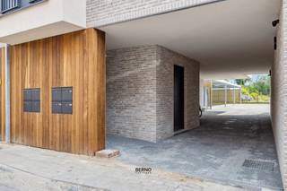 In het hart van Lebbeke, centraal en toch rustig gelegen, vindt u dit prachtig nieuwbouwappartement in een kleinschalig en modern...