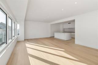 In het centrum van Aalst, op amper enkele meters van de Grote Markt, bevindt zich dit stijlvolle luxeappartement van 124m². De combinatie van een ruime indeling, een hoogwaardige afwerking en een uitzonderlijke centrale ligging maakt dit appartement bijzonder aantrekkelijk. Het aangename, zonnige terras vormt daarbij een mooie aanvulling op het wooncomfort.Via de ruime inkomhal bereikt u de royale en lichtrijke leefruimte met aansluitende eetkamer en een volledig uitgeruste open keuken. Verder omvat het appartement twee volwaardige slaapkamers, een badkamer met dubbele wastafel, ligbad en toilet, een afzonderlijk gastentoilet met wastafel en een praktische berging met extra spoelbak en aansluitingen voor wasmachine en droogkast.Een absolute troef is het gezellige terras van 20m2 dat zuid en zuidwest is georiënteerd en waar u in alle rust kunt genieten van de zon, een ontspannen ontbijt of een gezellig diner in openlucht.Ook qua afwerking werd bijzondere aandacht besteed aan kwaliteit en detail, met het oog op een aangenaam en duurzaam wooncomfort. Het appartement beschikt bovendien over vier privatieve zonnepanelen met warmtepomp en behaalt een bijzonder gunstig EPC-label A.Het gebouw is voorzien van een lift en geniet van een topligging in het bruisende stadscentrum. Winkels, restaurants, cafés en andere dagelijkse voorzieningen bevinden zich op wandelafstand.Een bijzonder interessant aanbod voor wie comfortabel en energiezuinig wil wonen in een stijlvol appartement, op een van de meest gegeerde locaties van Aalst.