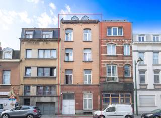 Anderlecht – Close to the West Station, this beautiful building consists of 5 dwellings – Urban zoning: ‘Single-family house’. It has a surface area of ± 290 m² and is in need of complete renovation. The property is vacant on the ground floor and the rented floors offer a rental income of ± 27,000 EUR/year. Opportunities offering numerous possibilities. Urban planning designation: ‘Single-family home’. A must-see! PEB: D to G