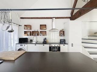 Op zoek naar comfort in het centrum? Dit ruime appartement ligt vlak naast ’t Zand. Je vindt er een royale leefruimte met een gezellige open keuken, 2 slaapkamers en 2 badkamers. Perfect voor wie houdt van luxe, ruimte en de bruisende binnenstad op wandelafstand.Indeling: 2°V.: inkom met afzonderlijk toilet - woonkamer (33m²) in parket - open keuken voorzien van vaatwas, kookplaat en dampkap, oven, spoelbak en aansluiting wasmachine - slaapkamer 1 (15,5m²) met aansluitend badkamer (6m²) voorzien van ligbad en lavabo. 3°V.: overloop - slaapkamer 2 (14,5m²) - badkamer (5m²) voorzien van inloopdouche, toilet en lavabo.Algemeen: - Huurprijs: € 950,00/maand - Forfait gemeenschappelijke kosten: € 30,00/maand- Beschikbaar vanaf: 01/08/2026- parking ´t Zand dichtbij De snelste manier om een bezoek te brengen aan dit pand? Vraag je bezoek aan via de roze knop op onze website (www.dewaele.com) en je wordt gecontacteerd door onze verhuurexpert Broes.Telefonisch kunnen er geen afspraken gemaakt worden. Bij andere vragen kun je ons telefonisch contacteren via 050 444 999.