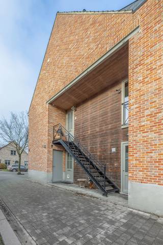 <p>Op zoek naar een zorgeloze investering op een uiterst centrale locatie in Schilde?</p>
<p>In een rustige straat, op wandelafstand van het centrum van Schilde, vinden we dit aangename en instapklare duplexappartement.<br />Het appartement zelf werd met zorg afgewerkt, geniet van veel lichtinval, een stijlvolle gietvloer en een royaal terras waar het heerlijk vertoeven is. Aangezien de huidige eigenaar graag nog twee jaar blijft wonen, leent dit appartement zich perfect als investering met een vaste huurder.</p>
<p><strong>INDELING:</strong><br /><strong><span>Gelijkvloers:</span></strong><br />- Ruime inkomhal met gastentoilet en vestiaire.<br />- 2 (slaap)kamers die ook ideaal zijn als bureau of hobbyruimte.<br />- Verzorgde badkamer met inloopdouche en dubbele lavabo.<br /><br /><span><strong>Eerste verdieping:</strong></span><br />- Lichte leefruimte met open keuken.<br />- Praktische berging aansluitend aan de keuken.<br />- Groot terras van ca. 25 m2 met zonneluifel.</p>
<ul>
<ul></ul>
</ul>
<p><strong>BIJZONDERHEDEN:</strong><br />- Rustige ligging dicht bij winkels, openbaar vervoer en het centrum van Schilde<br />- Instapklaar<br />- Lichte gietvloer op beide verdiepingen voor een moderne uitstraling<br />- Ruim en zonnig terras<br />- parkeerplaats voor het appartement en achteraan onder de carport<br /><br />Achteraan het perceel bevinden zich een autostaanplaats onder een carport en een private berging. Deze worden samen aangeboden en dienen mee te worden aangekocht voor een totaalbedrag van 25.000 euro. Voor het appartement is er eveneens een tweede autostaanplaats voorzien.<br /><br />Voor meer info of een bezoek ter plaatse kan u vrijblijvend contact opnemen met Stephanie via stephanie@reds.be of telefonisch op 0476/90 95 94</p>
<ul></ul>