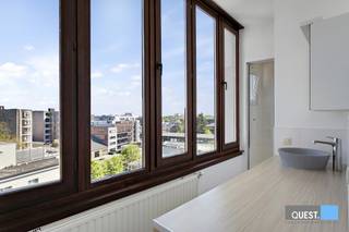 Stijlvol gemeubelde studio (ca 30m²) met geïnstalleerde keuken, leefruimte, slaapplaats met kast en bureau onder bed, badkamer en apart...